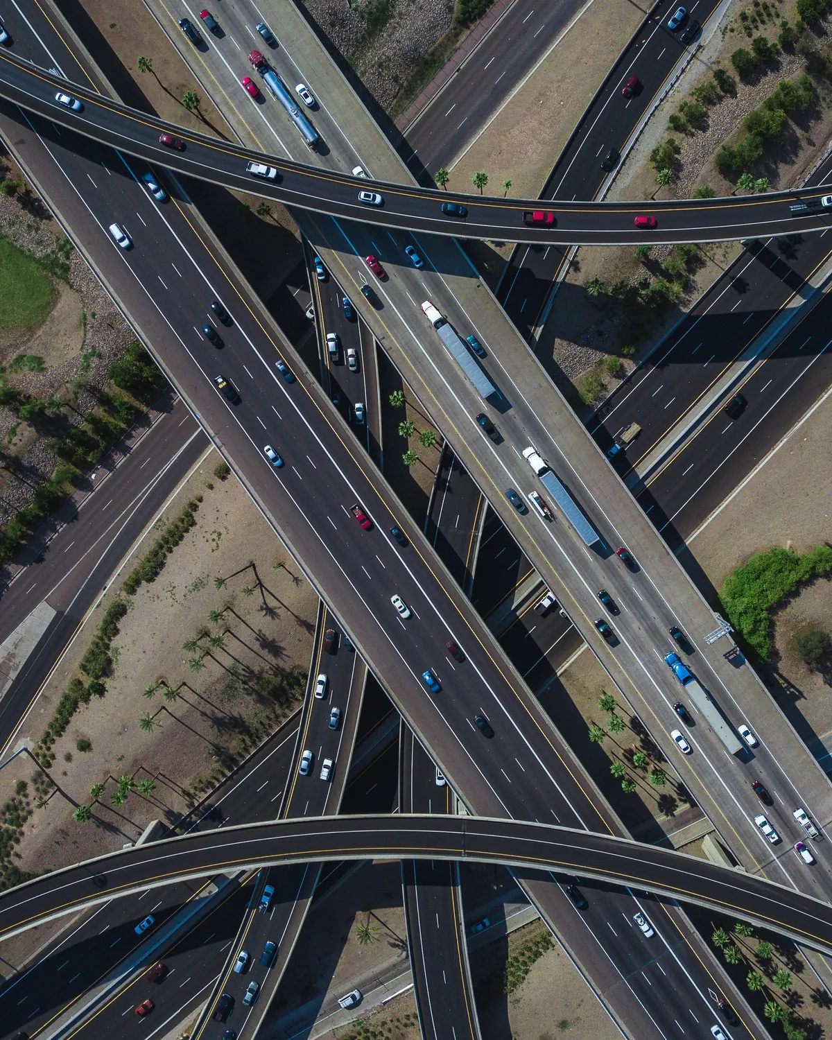 Vista aérea de rodovias e veículos em circulação